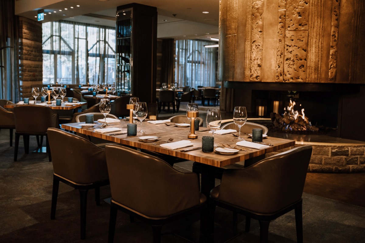 Four Seasons Whistler - Sidecut restaurant main table seating